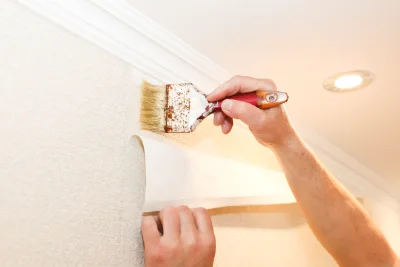 Pose de papier peint au Ménil-de-Briouze — revêtements muraux et toiles de verre